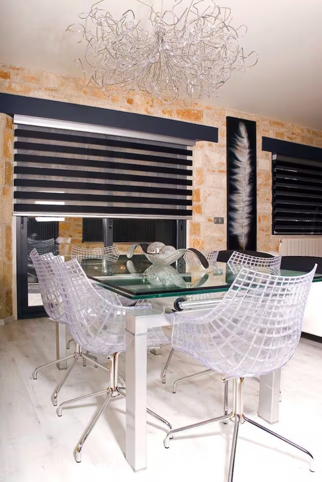 Sala de estar con su mesa 