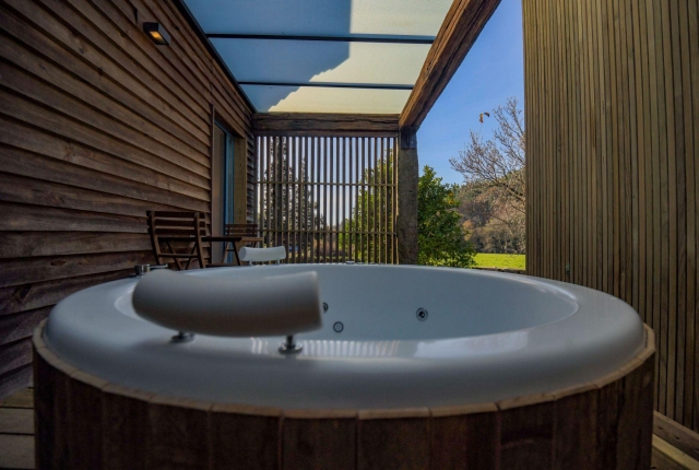 Sur amplio jacuzzi exterior