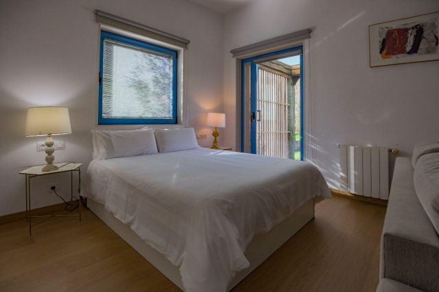 Sur dormitorio con cama