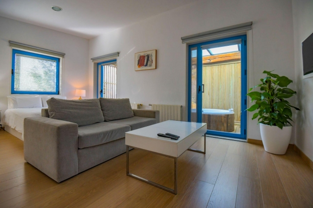 Sur sala amplia con mesa