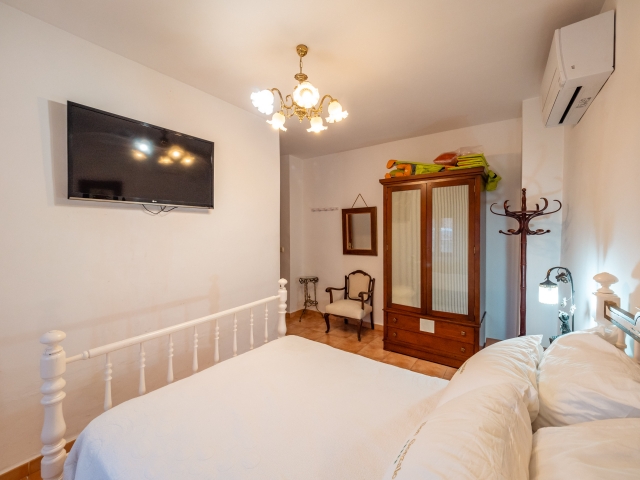 Servicio con mueble en el lavabo de la casa rural