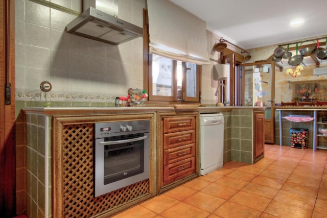 Cocina amplia con encimera