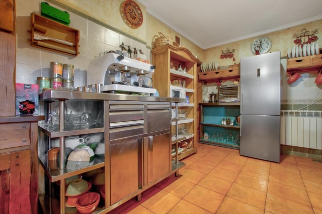 Cocina amplia con menaje 