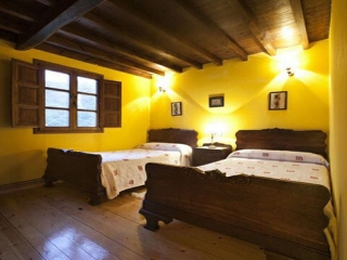 Habitación doble con elementos en madera