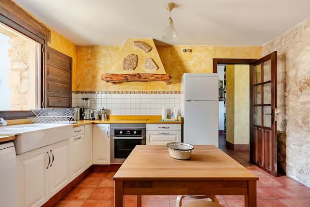 Cocina con mesa 