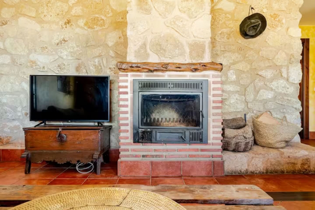 Sala amplia con chimenea 