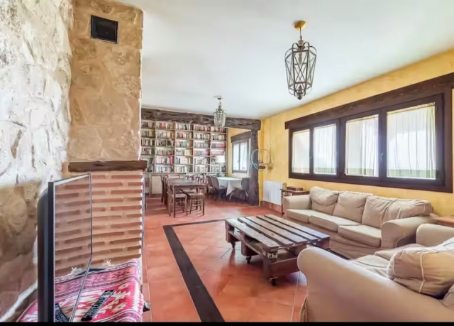 Sala amplia con sillones