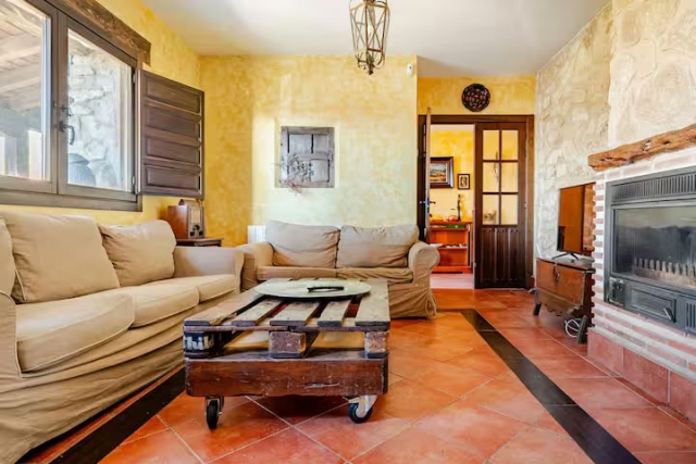 Sala amplia con chimenea