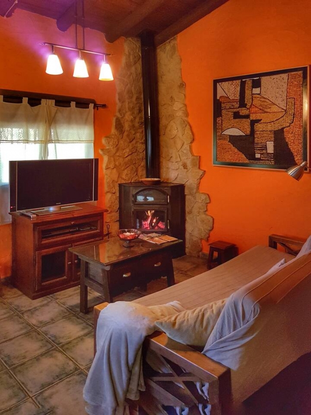 Sala amplia con chimenea