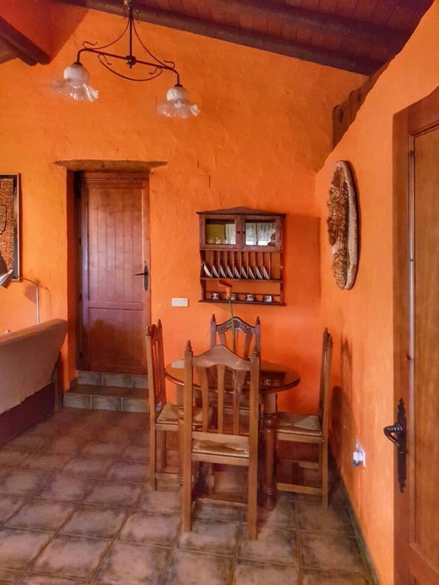 Sala de estar con mesa