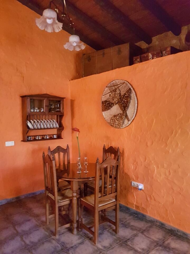 Sala de estar con una mesa