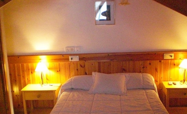 Cama doble con cabecero de madera