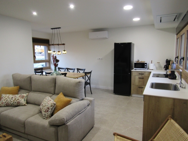 Cocina comedor con mesa