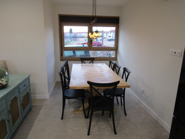 Sala de estar y una mesa 