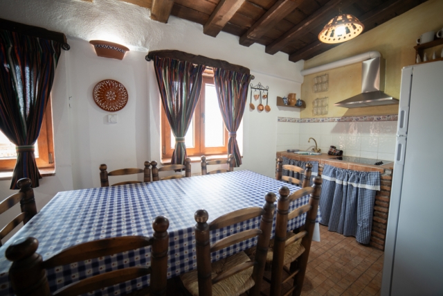 Cocina con mesa y mantel