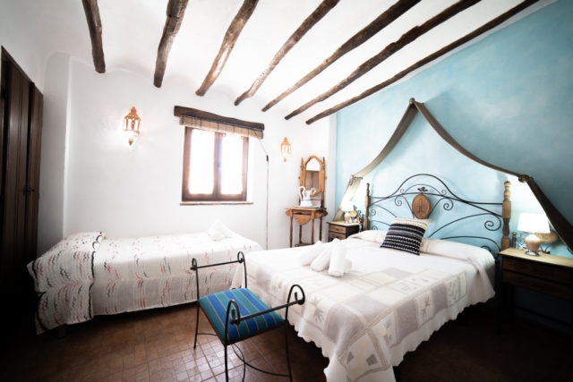 Dormitorio con dos camas 