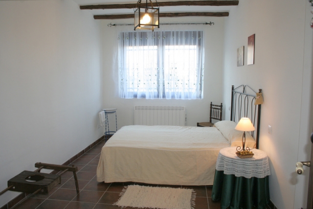 Dormitorio de matrimonio con ventana