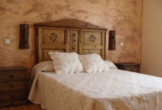 Cama con cabecero de madera