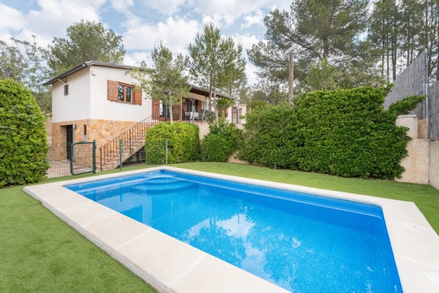 Jardin y piscina