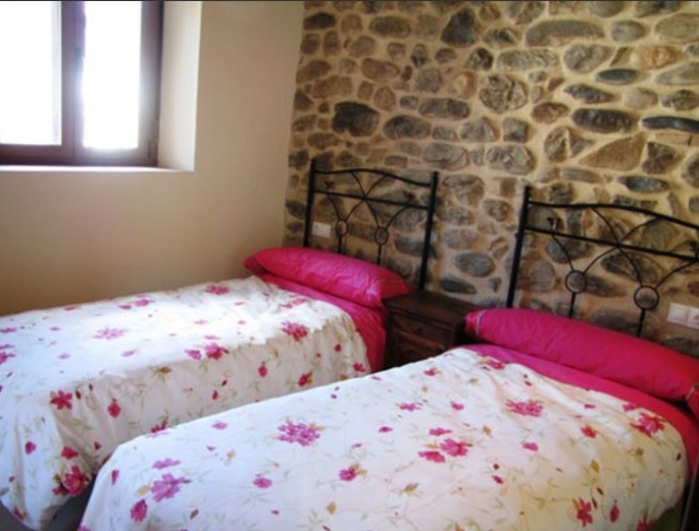 Dormitorio doble con cilchas de flores