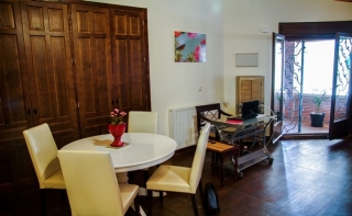 Sala de estar con mesita de ordenador