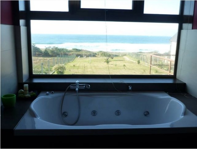 Aseo con jacuzzi y vistas del entorno 