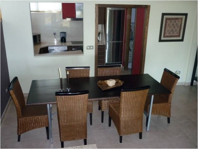 Comedor comunicado con la cocina