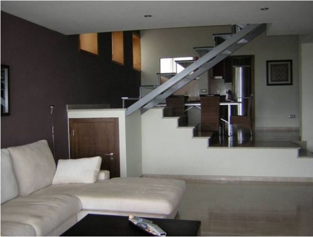 Salon con escaleras al fondo