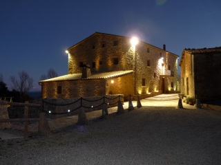 Entrada a Cal Macia de noche