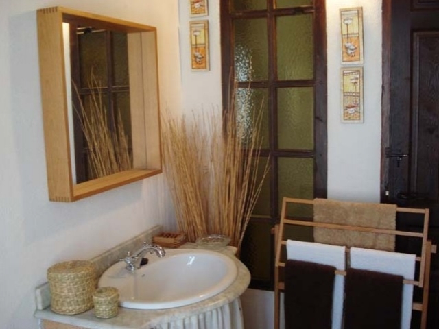 Bano blanco y madera con espejo y motivos de cereales