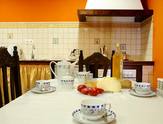 Mesa del comedor y la otra cocina