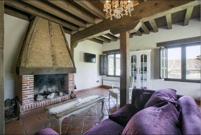 Salon con chimenea francesa