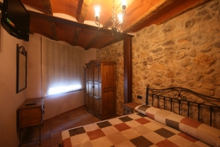 Dormitorio de pared de piedra de la casa rural
