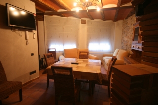 comedor moderno y sala de estar de la casa rural