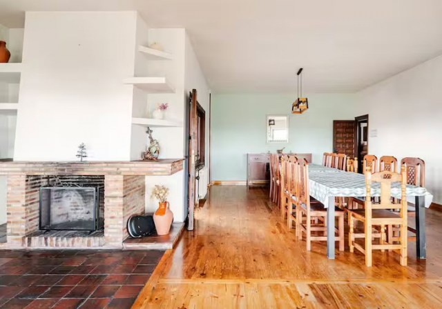Sala con chimenea y mesa