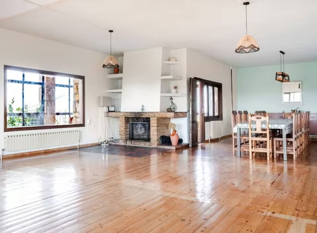 Sala amplia con chimenea