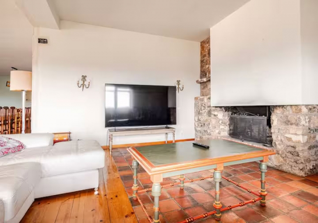 Sala amplia con chimenea