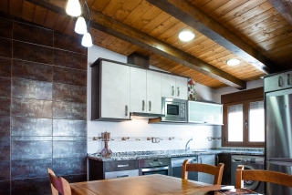 Cocina con mesa de comedor