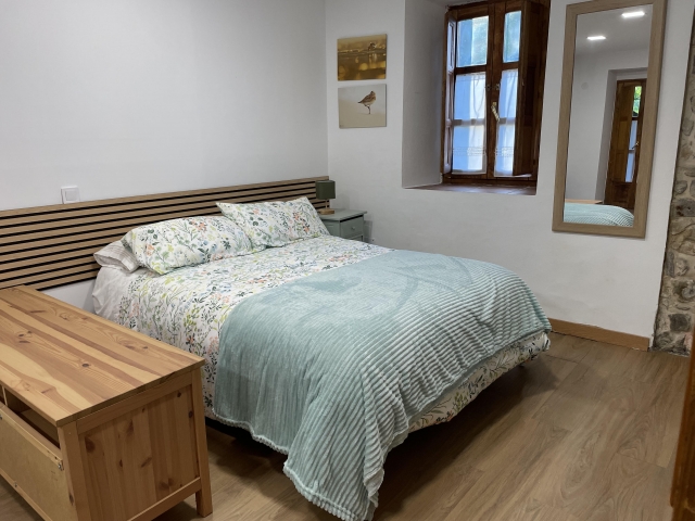 Cama y cojines en area de relax