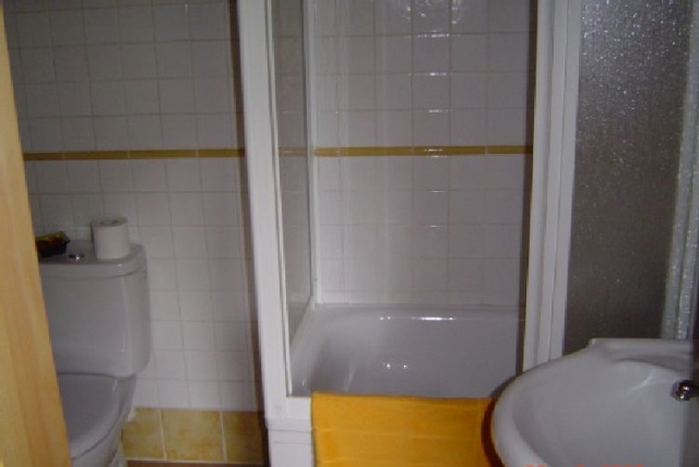 Banera y azulejos amarillos delbano