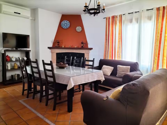 Salon amplio con chimenea