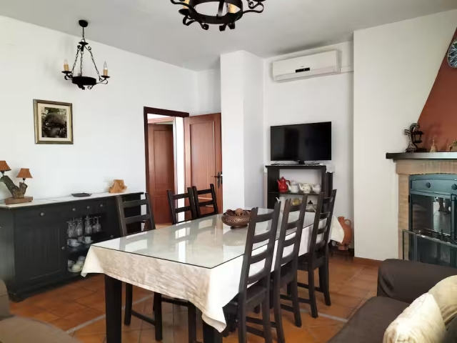 Salon amplio con la mesa