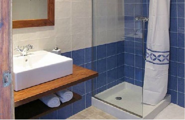 Bano de azulejo azul y blanco de casa rural