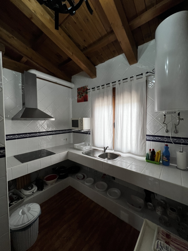 Cocina amplia y ventana