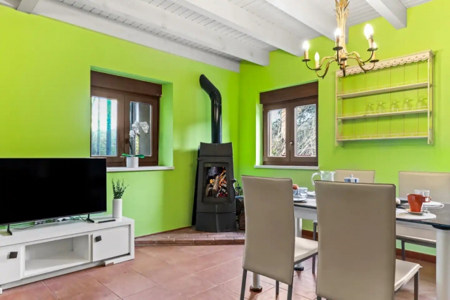 Sala amplia con chimenea