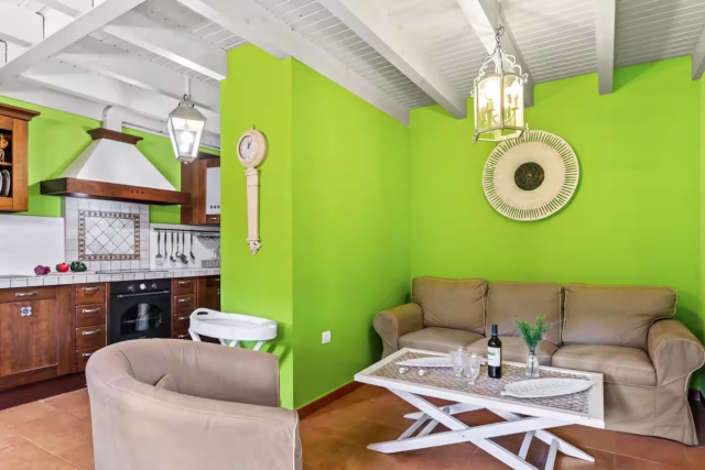 Sala amplia con la cocina