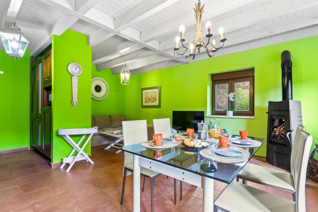 Sala amplia con mesa