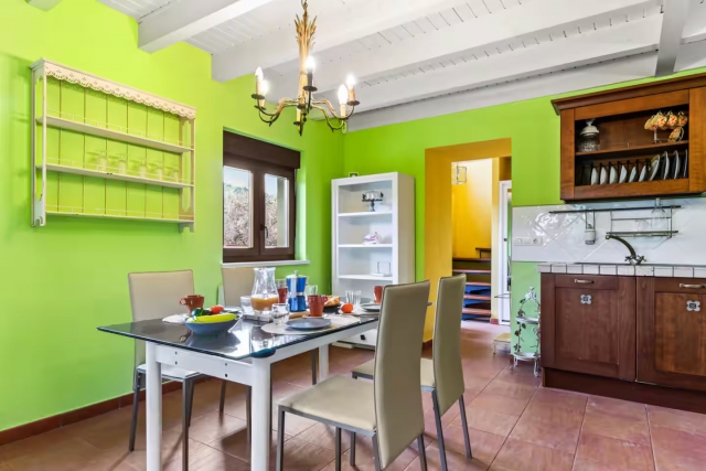 Sala de estar con mesa