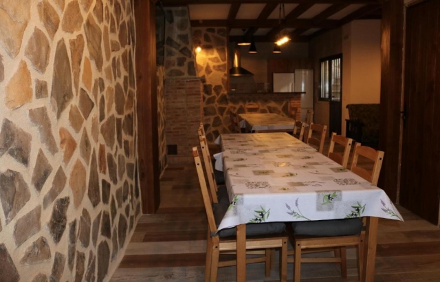 Comedor con varias mesas