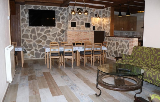 Sala de estar con chimenea